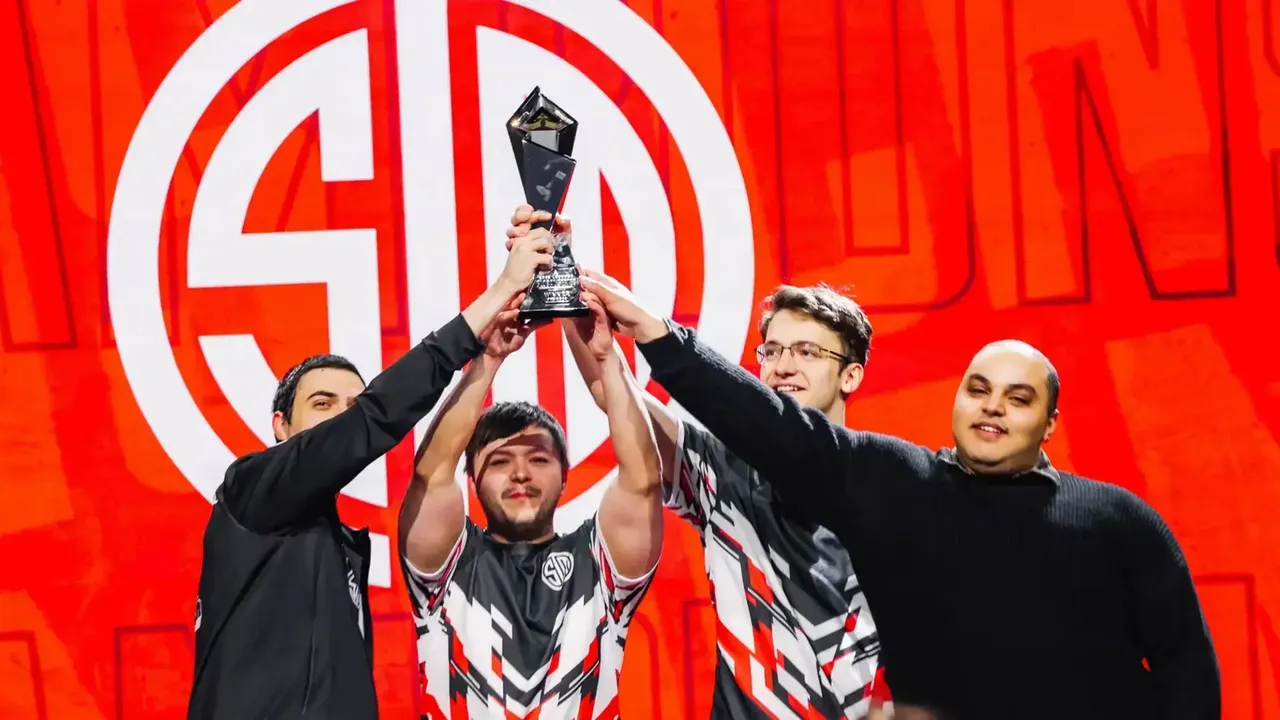 Apex Legends tournament postponed after hackers give players cheats in-game